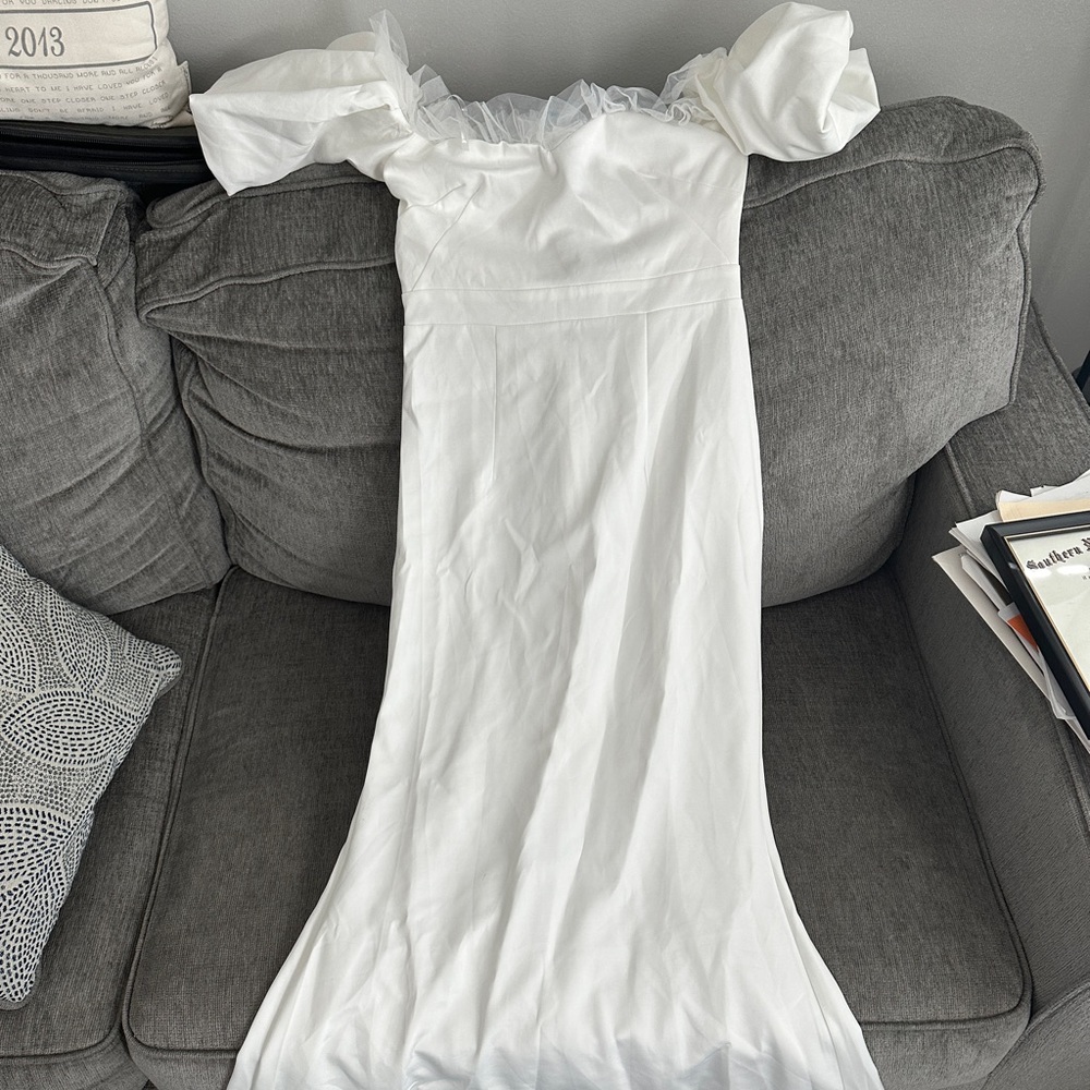 Brand New Size Medium Wedding Dress.
